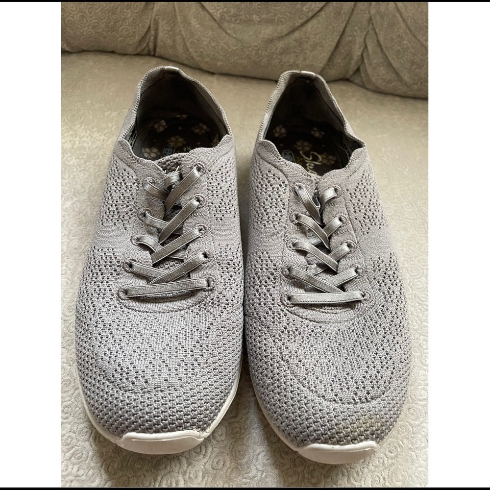 Lightly worn Skechers slip on sneakers in Gray 🖤